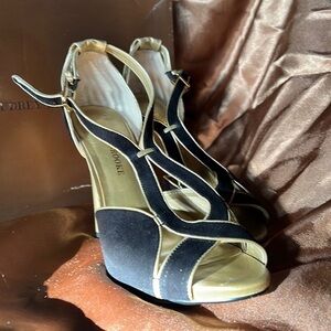 Audrey Brooke platform open toe ankle strap gold leather trim black velvet‎ 8